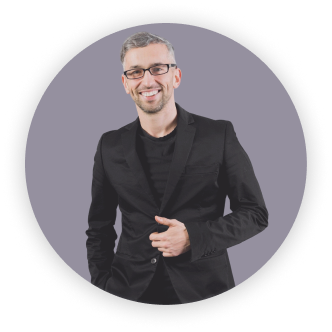 Hombre  con blazer y lentes
